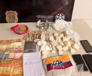 PC prende suspeito de fornecer drogas para traficantes de Venda Nova mesa com dinheiro e drogas