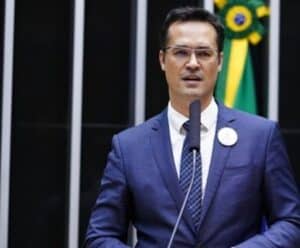 STF decide quem fica com vaga aberta por cassação de Dallagnol Deputado discursando no Plenário da Câmara dos Deputados