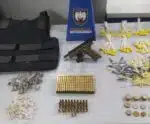 PM apreende grande quantidade de drogas, arma e munições após patrulhamento em rua