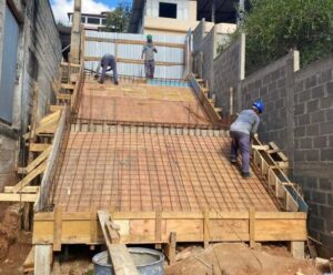 Construção de escadarias no bairro Paraíso está em fase avançada Homens construindo escadaria
