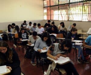 Inscrições para o Enem 2023 terminam nesta sexta-feira (16) estudantes sentados em carteiras dentro de sala de aula