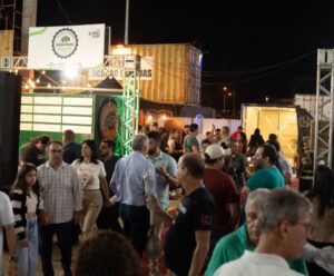 Exposul Rural 2023 segue até domingo (7) em Cachoeiro Imagem do evento, onde varias pessoas transitam pelas fachada das barracas.