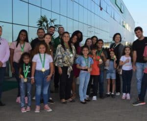 Familiares de colaboradores visitam unidades da Unimed Sul Capixaba Imagem de filhos e familiares dos colaboradores da Unimed Sul Capixaba