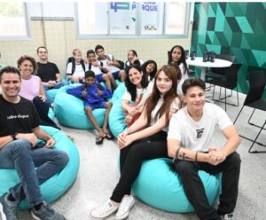 Gaming Parque: escola pública terá aulas voltadas para gamificação Estudantes sentados em estofados