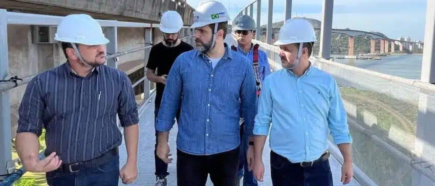 De frente para o observador. Homens com chapeus de proteção