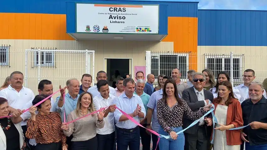 Autoridades em frente ao CRAS