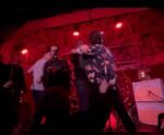 Integrantes de banda de rock caem na porrada no palco: “Vou te matar”