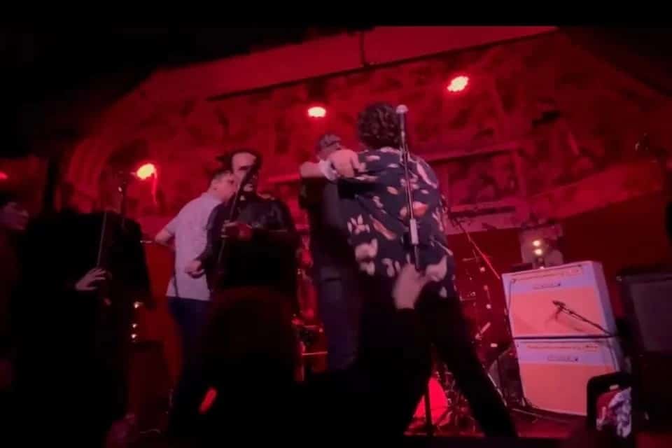 integrantes da banda The View brigam no palco