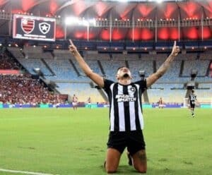 Botafogo volta a liderar Campeonato Brasileiro após quase dez anos Jogador do botafogo ajoelhado no gramado com as maos para o alto