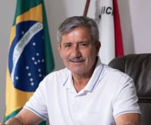 prefeito de presidente kennedy sentado no gabinete