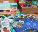 Alunos da rede municipal recebem kits de materiais escolares