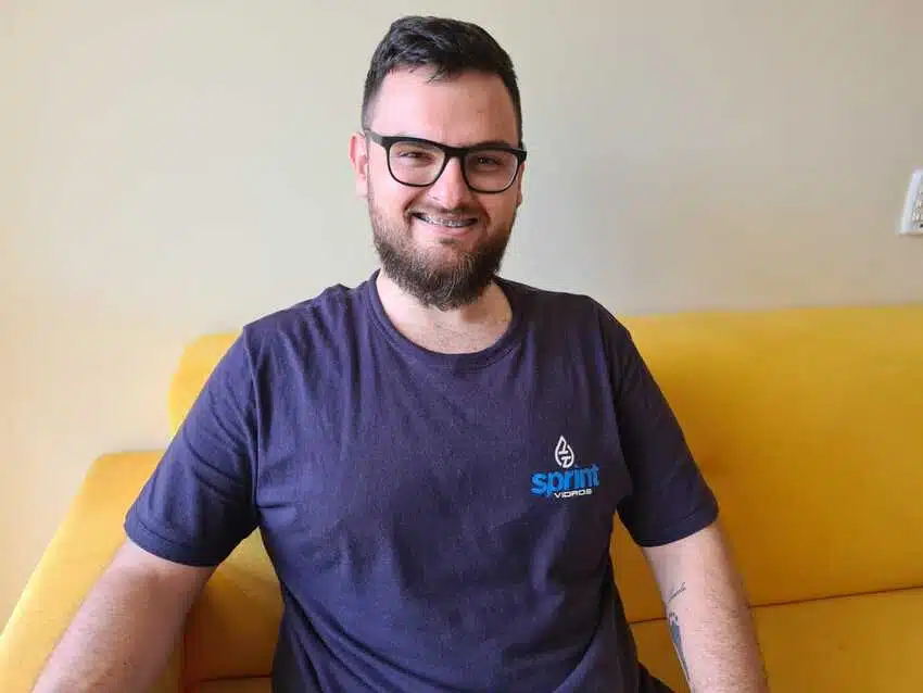 Dono da Sprint sentado em um sofá