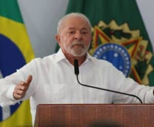 Lula falando em uma tribuna