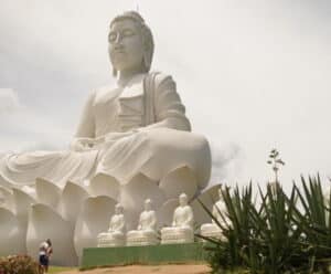 Atividades turísticas crescem no ES em 2023 e acumula alta de 3,1% Buda gigante