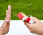 Por que é difícil largar o cigarro? Médica dá dicas de como parar