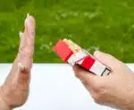 Por que é difícil largar o cigarro? Médica dá dicas de como parar