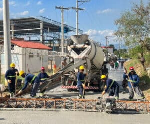 Mais uma rua do bairro Marbrasa recebe pavimentação com concreto homens trabalhando em pavimentação de rua