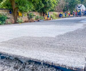 obra de pavimentação em concreto em uma rua