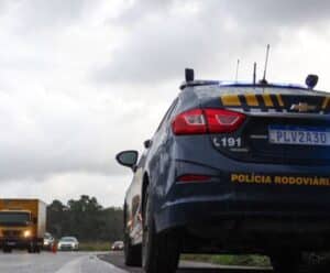 Carro da Polícia Rodoviária Federal parado no acostamento de uma rodovia