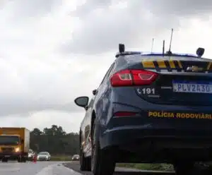 Carro da Polícia Rodoviária Federal parado no acostamento de uma rodovia