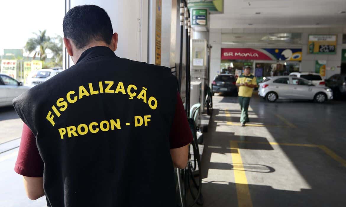 O Procon do Distrito Federal está notificando, os postos de combustíveis do DF que estejam comercializando o litro da gasolina acima de R$ 4,22. Foto: Valter Campanato / Agência Brasil O Procon do Distrito Federal está notificando, os postos de combustíveis do DF que estejam comercializando o litro da gasolina acima de R$ 4,22. Foto: Valter Campanato / Agência Brasil