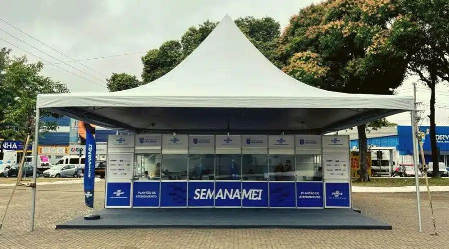 tenda branca com propaganda semana do MEI