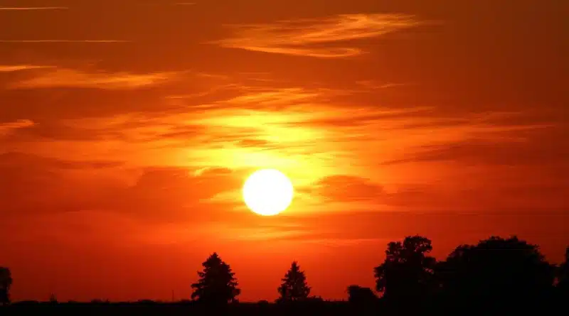 céu com destaque pro sol em tons de vermelho e laranja