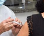 Vacinação: saúde antecipa nova dose da bivalente para idosos