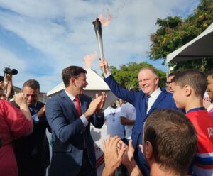 Vila Velha completa 488 anos e ganha novos investimentos do Governo do Estado Governador Casagrande com uma tocha na mão