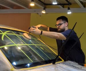 Sprint Vidros promove sorteio de serviços exclusivos para seu carro em Cachoeiro Sprint vidros finalizando serviço de polimento