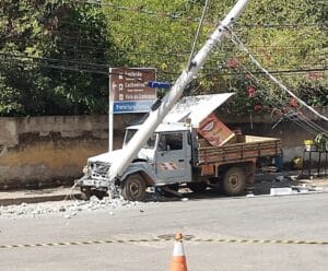Motorista passa mal na direção e derruba poste em Conceição do Castelo Acidente em Conceição