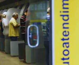 Bancos não abrem nesta quinta (12), mas funcionam normalmente na sexta (13) autoatendimento de um banco