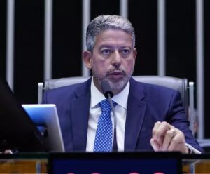 Lira confirma que Centrão terá cargos na Caixa e que PP agora é base do governo Arthur Lira