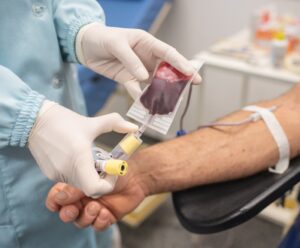 braço de homem fazendo doação de sangue