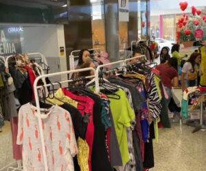 VÍDEOS | Com roupas de grife a R$ 10, Bazar da Santa Casa lota no 1° dia Bazar com peças de grife a R$ 10
