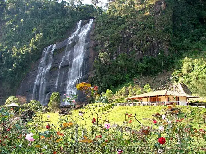 A cachoeira do Pedregrulho em Casteço atrai centenas de turistas