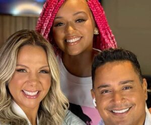 Xanddy e Carla Perez se pronunciam sobre rumores de crise familiar Carla Perez e Xanddy com a filha
