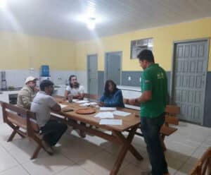 Ibatiba inicia preparativos para Concurso de Qualidade do Arábica Em uma mesa, várias pessoas estão sentadas e conversam sobre algo.