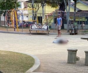 Homem é morto a facadas à luz do dia em praça de Ibatiba Homem é morto a facadas à luz do dia em praça de Ibatiba