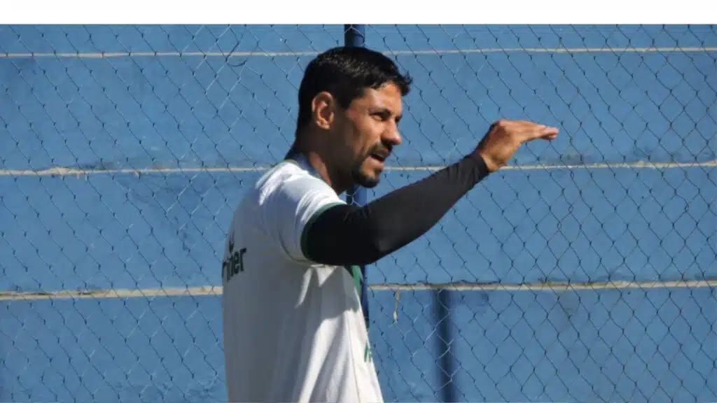 Treinador Moisés do time do Porto Vitória