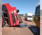 Caminhão carregado com lajotas tomba na BR-101