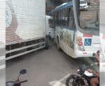 Susto! Ônibus bate contra caminhão no centro de Cachoeiro
