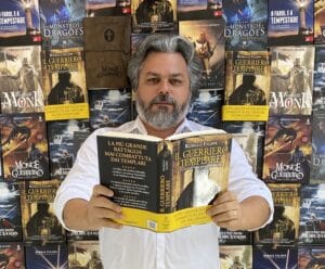 Escritor cachoeirense é eleito membro do Instituto Histórico do ES Escritor com livro aberto olhando pra frente