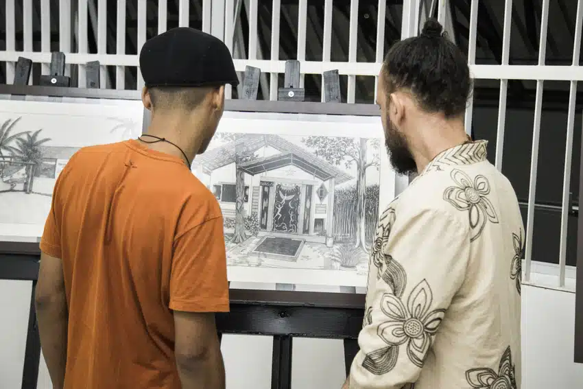 Homens olhando uma tela preto e branco