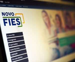 FIES: veja como ter acesso às vagas remanescentes imagem ilustrando a tela de um computador sobre inscrições fies 2025