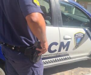 Homem é detido ao cair de moto em tentativa de assalto policial a frente do carro