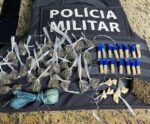PM encontra drogas no telhado da casa de traficante em Apiacá. Homem foi preso