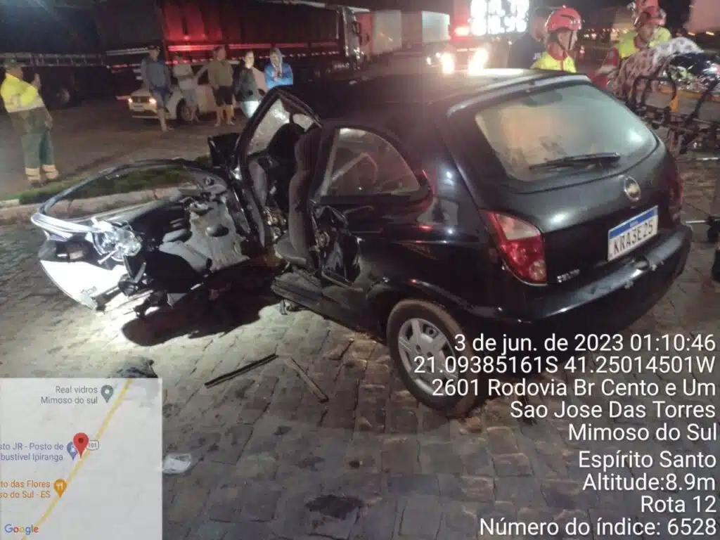 Celta com 7 pessoas bate contra carreta e motorista morre na BR 101 em Mimoso do Sul