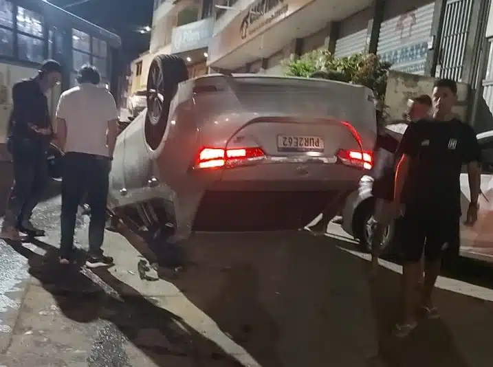 Acidente em Cachoeiro: motorista capota e atinge carros estacionados