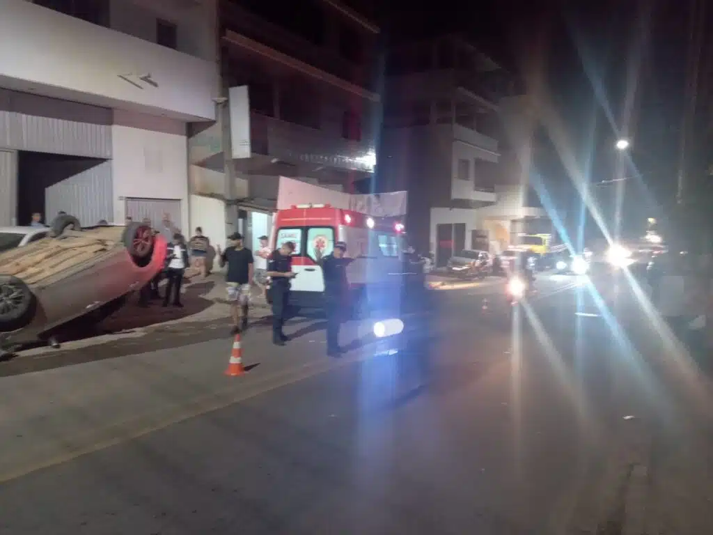 Acidente em Cachoeiro: motorista capota e atinge carros estacionados